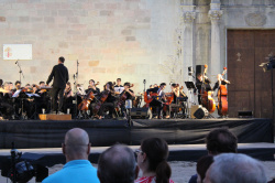 Burriana va posar punt i final a les festes patronals de la Mare de D�u de la Miseric�rdia amb un espectacle carregat de sentiment celebrat a la Pla�a Major davant d'una aflu�ncia de p�blic de gom a gom.
