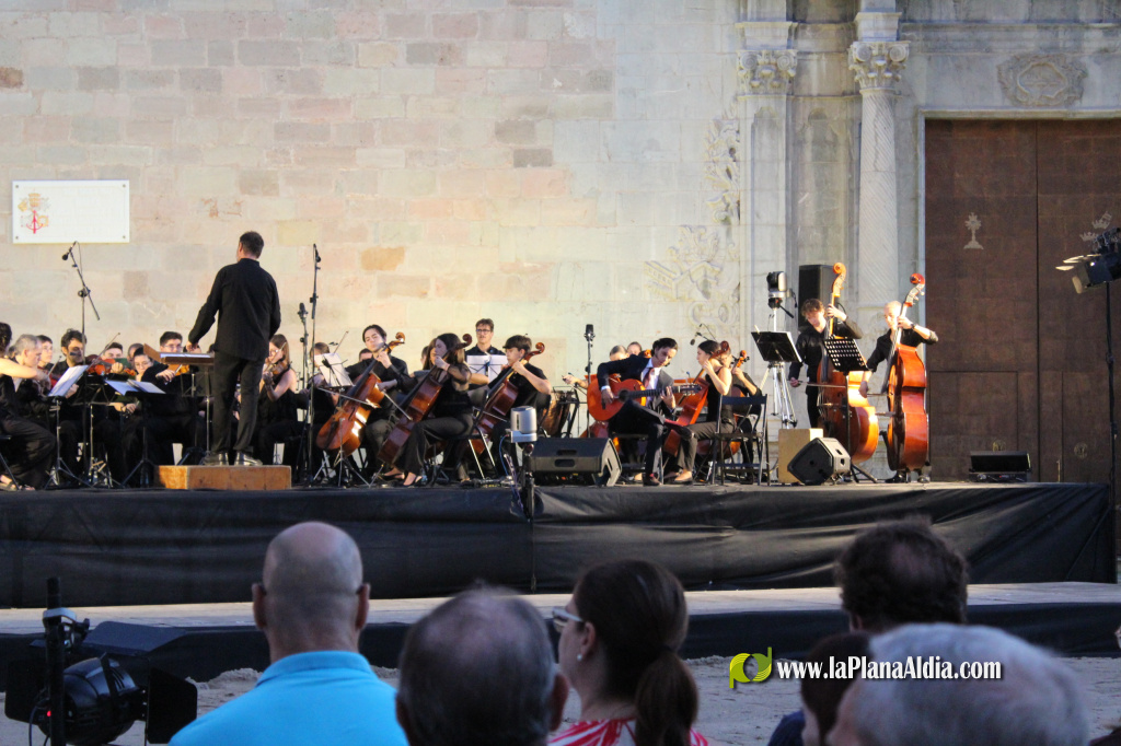 Burriana va posar punt i final a les festes patronals de la Mare de D�u de la Miseric�rdia amb un espectacle carregat de sentiment celebrat a la Pla�a Major davant d'una aflu�ncia de p�blic de gom a gom.