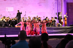 Burriana va posar punt i final a les festes patronals de la Mare de D�u de la Miseric�rdia amb un espectacle carregat de sentiment celebrat a la Pla�a Major davant d'una aflu�ncia de p�blic de gom a gom.
