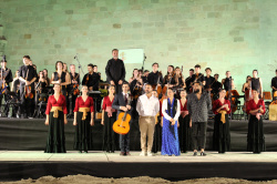 Burriana va posar punt i final a les festes patronals de la Mare de D�u de la Miseric�rdia amb un espectacle carregat de sentiment celebrat a la Pla�a Major davant d'una aflu�ncia de p�blic de gom a gom.
