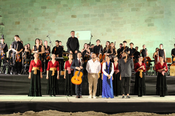 Borriana cierra sus fiestas exaltando la tradición andaluza y el flamenco en la Plaza Mayor