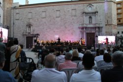 Burriana va posar punt i final a les festes patronals de la Mare de D�u de la Miseric�rdia amb un espectacle carregat de sentiment celebrat a la Pla�a Major davant d'una aflu�ncia de p�blic de gom a gom.