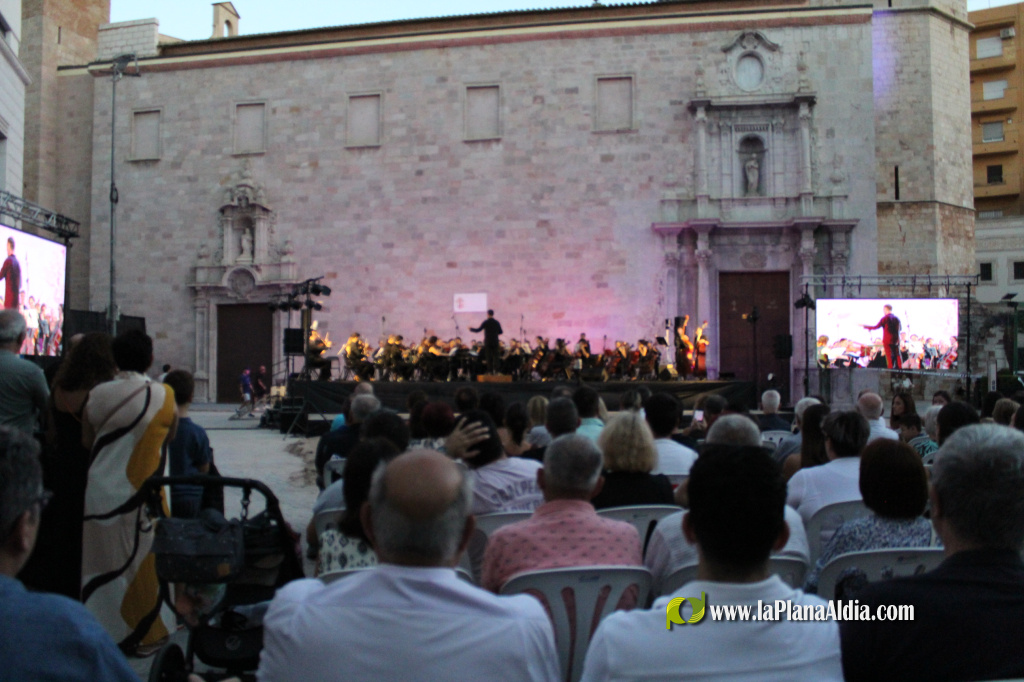 Burriana va posar punt i final a les festes patronals de la Mare de D�u de la Miseric�rdia amb un espectacle carregat de sentiment celebrat a la Pla�a Major davant d'una aflu�ncia de p�blic de gom a gom.