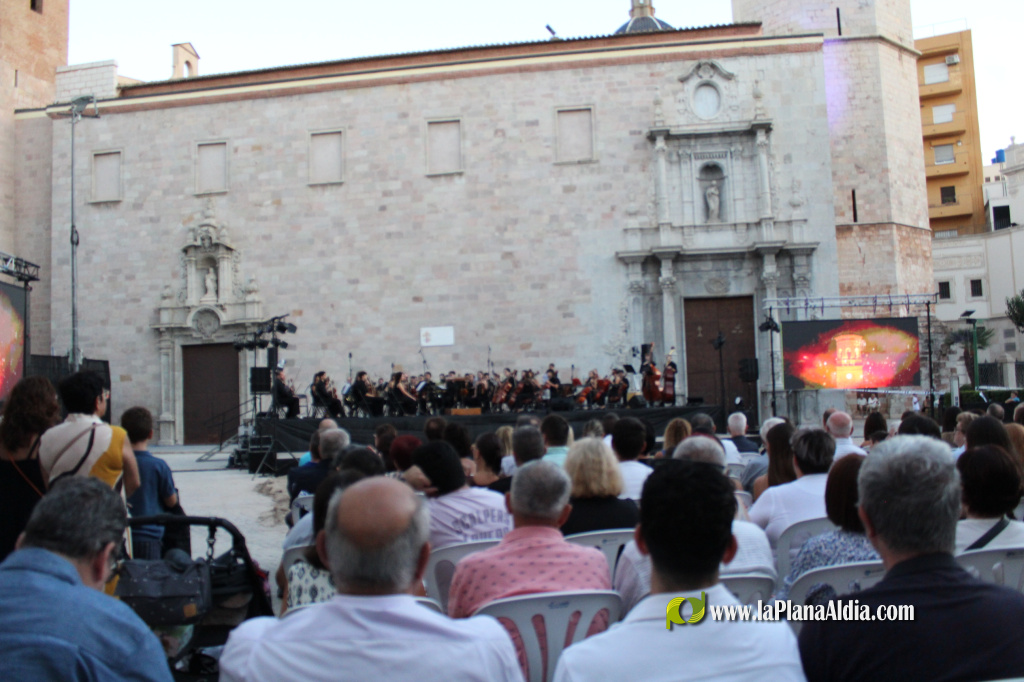 Burriana va posar punt i final a les festes patronals de la Mare de D�u de la Miseric�rdia amb un espectacle carregat de sentiment celebrat a la Pla�a Major davant d'una aflu�ncia de p�blic de gom a gom.
