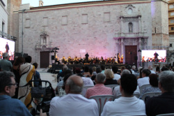Burriana va posar punt i final a les festes patronals de la Mare de D�u de la Miseric�rdia amb un espectacle carregat de sentiment celebrat a la Pla�a Major davant d'una aflu�ncia de p�blic de gom a gom.