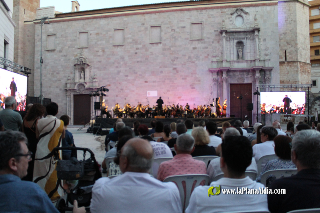 Burriana va posar punt i final a les festes patronals de la Mare de D�u de la Miseric�rdia amb un espectacle carregat de sentiment celebrat a la Pla�a Major davant d'una aflu�ncia de p�blic de gom a gom.