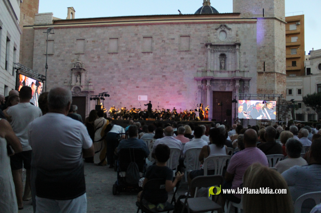 Burriana va posar punt i final a les festes patronals de la Mare de D�u de la Miseric�rdia amb un espectacle carregat de sentiment celebrat a la Pla�a Major davant d'una aflu�ncia de p�blic de gom a gom.