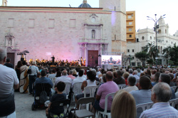 Burriana va posar punt i final a les festes patronals de la Mare de D�u de la Miseric�rdia amb un espectacle carregat de sentiment celebrat a la Pla�a Major davant d'una aflu�ncia de p�blic de gom a gom.
