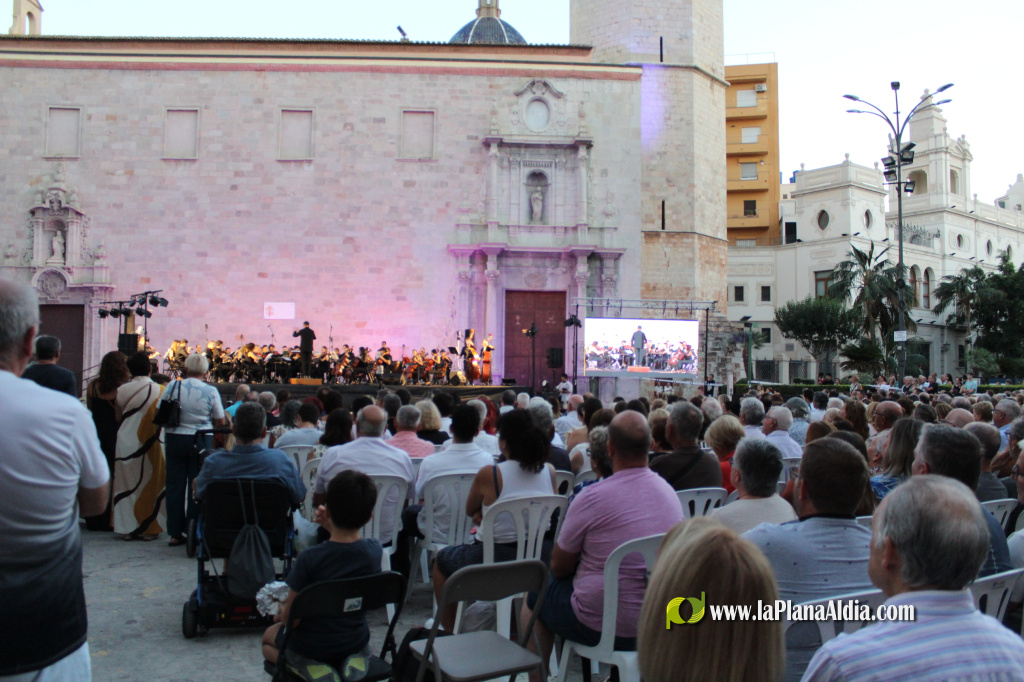 Burriana va posar punt i final a les festes patronals de la Mare de D�u de la Miseric�rdia amb un espectacle carregat de sentiment celebrat a la Pla�a Major davant d'una aflu�ncia de p�blic de gom a gom.