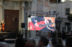 Burriana va posar punt i final a les festes patronals de la Mare de D�u de la Miseric�rdia amb un espectacle carregat de sentiment celebrat a la Pla�a Major davant d'una aflu�ncia de p�blic de gom a gom.