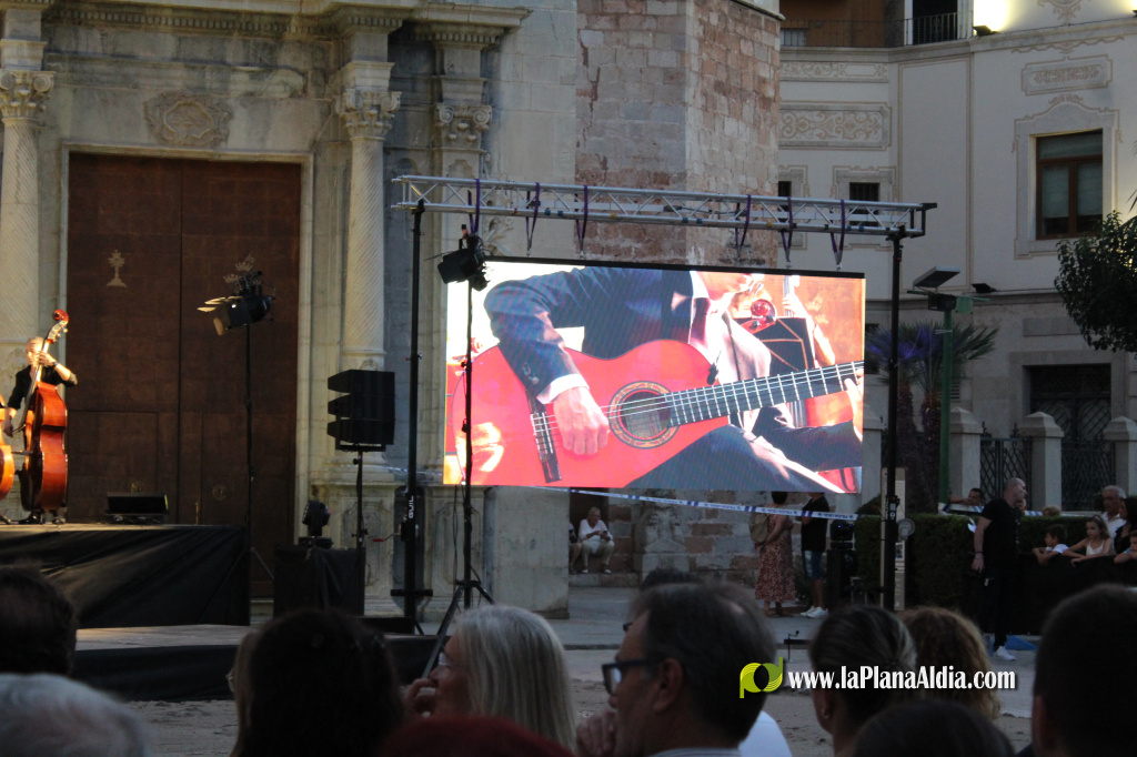 Burriana va posar punt i final a les festes patronals de la Mare de D�u de la Miseric�rdia amb un espectacle carregat de sentiment celebrat a la Pla�a Major davant d'una aflu�ncia de p�blic de gom a gom.