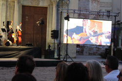 Burriana va posar punt i final a les festes patronals de la Mare de D�u de la Miseric�rdia amb un espectacle carregat de sentiment celebrat a la Pla�a Major davant d'una aflu�ncia de p�blic de gom a gom.