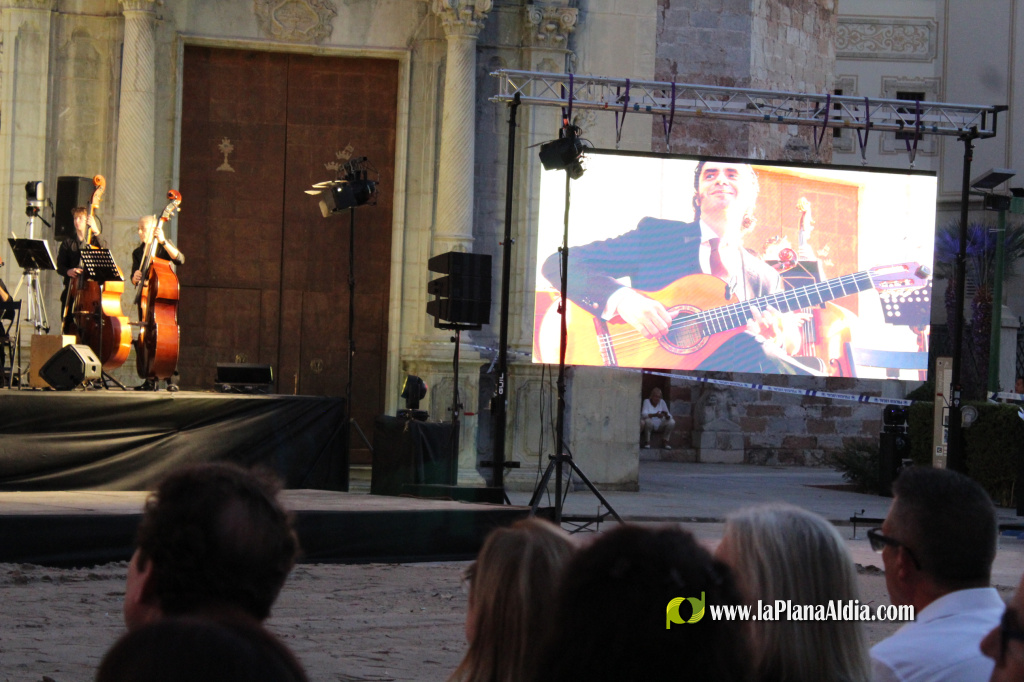 Burriana va posar punt i final a les festes patronals de la Mare de D�u de la Miseric�rdia amb un espectacle carregat de sentiment celebrat a la Pla�a Major davant d'una aflu�ncia de p�blic de gom a gom.