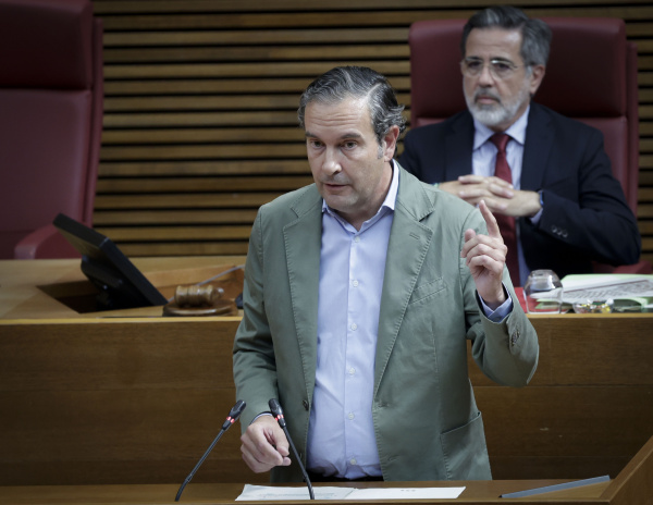 Pastor acusa a Compromís de radicalismo y de pedir un golpe de Estado por una actuación judicial