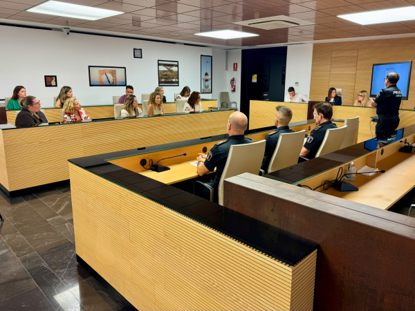 almassora-presenta-a-los-centros-educativos-la-figura-del-agente-tutor-de-la-policia-local