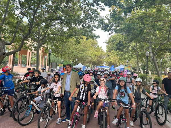 Cerca de 300 escolares participan en la Macrobicicletada Escolar en Castellón para promover una movilidad más sostenible