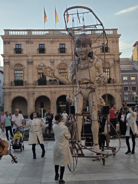 El POT arranca con una maratón de circo, danza y clowns por las calles de Castellón