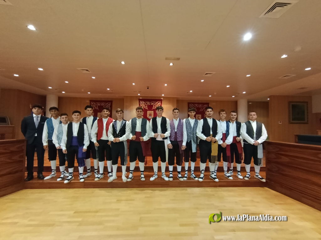 Almenara viu una nit m�gica amb la presentaci� dels festers i festeres 2026