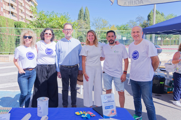 bego-a-carrasco-acompa-a-a-los-vecinos-de-sensal-en-sus-paellas-solidarias-a-beneficio-de-la-fundacion-alzheimer-salome-moliner