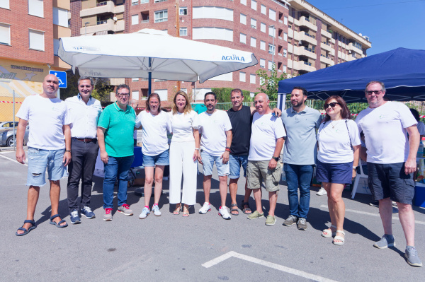Begoña Carrasco acompaña a los vecinos de Sensal en paellas solidarias a beneficio de la Fundación Alzheimer Salomé Moliner