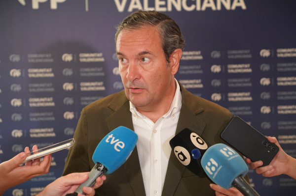 Pastor acusa a Bernabé de engaño sobre los estudios y exige abordar los problemas de los valencianos