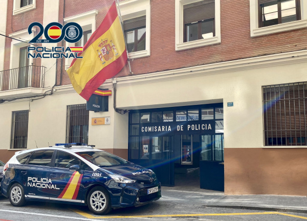 Detenido en Alicante un hombre por estafar más de 3.400 euros vendiendo móviles de alta gama falsificados