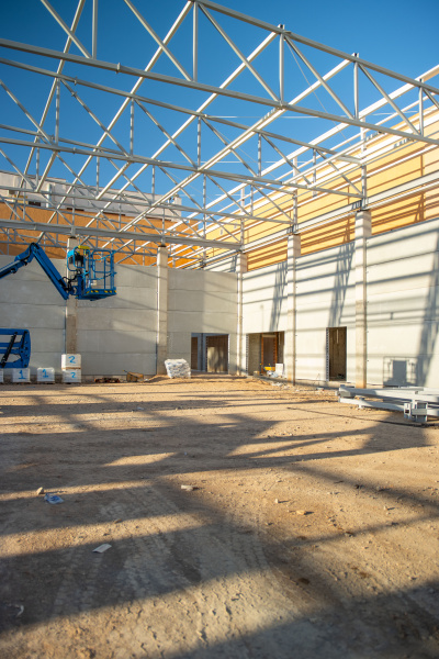 El Ayuntamiento de la Vall d’Uixó avanza en la estructura del techo del nuevo pabellón polideportivo