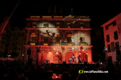 voala-ilumina-el-arranque-del-mut-en-castellon-con-12-acrobatas-suspendidos-a-30-metros