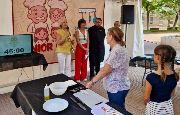 Veinte parejas de abuelos y nietos llenan la plaza Fadrell en el II Concurso Intergeneracional de Cocina Senior Chef