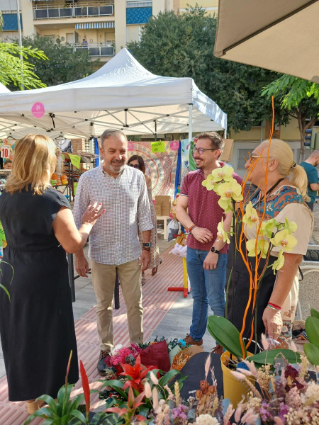 La plaza Forn del Pla acoge un mercadillo del Raval con música y actividades