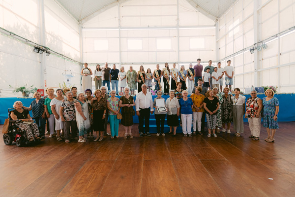 El alcalde entrega una placa de homenaje a Pilar Casañ durante el XXXV Encuentro de bolilleras en Oropesa del Mar