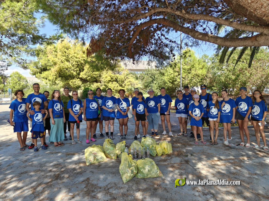 Ruta participativa de recollida de residus a la platja del Pinar, eix de la campanya 'Per unes Illes Columbretes m�s nets'