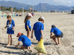 Ruta participativa de recollida de residus a la platja del Pinar, eix de la campanya 'Per unes Illes Columbretes m�s nets'