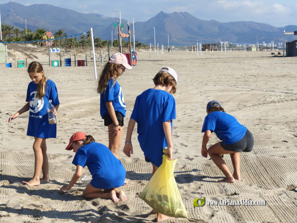 Ruta participativa de recollida de residus a la platja del Pinar, eix de la campanya 'Per unes Illes Columbretes m�s nets'