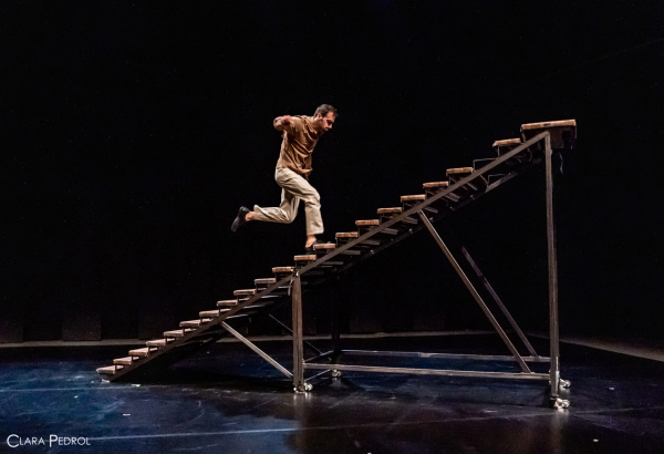 Ákri, un solo de circo contemporáneo sobre los límites y los espacios de tránsito, llega al Paranimf de la UJI