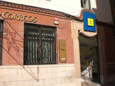 Ocultan el símbolo franquista del edificio de Correos