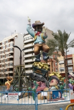 Las fallas ya lucen en sus emplazamientos.
