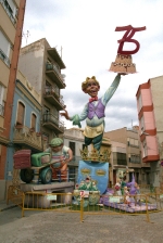 Las fallas ya lucen en sus emplazamientos.