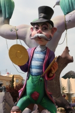 Las fallas ya lucen en sus emplazamientos.