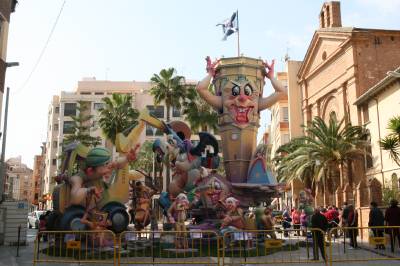 Las fallas ya lucen en sus emplazamientos.