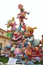 Las fallas ya lucen en sus emplazamientos.