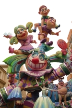 Las fallas ya lucen en sus emplazamientos.