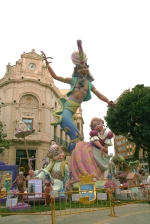 Las fallas ya lucen en sus emplazamientos.