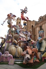 Las fallas ya lucen en sus emplazamientos.