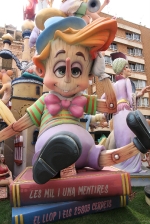 Las fallas ya lucen en sus emplazamientos.