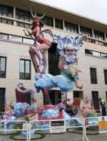 Las fallas ya lucen en sus emplazamientos.