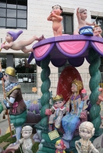Las fallas ya lucen en sus emplazamientos.