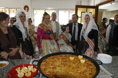Las reinas falleras ofrecen una comida en la residencia de ancianos de Caritas