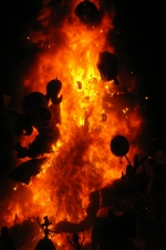 El fuego consume las fallas de 2009