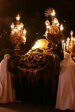 La Virgen de los Dolores desfiló acompañada por más de dos mil mujeres.
